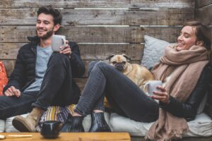 Ein Paar bespricht bei einer Tasse Kaffee entspannt seine Situation. Paarcoaching in Hannover will einen Raum dafür bieten.