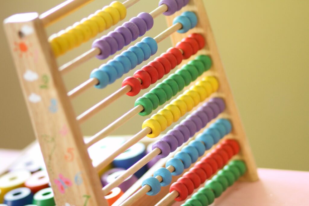 Alter Rechenschieber für Kinder. Wir gestalten bei Raumgeber-Coaching klar und übersichtlich unser Honorar