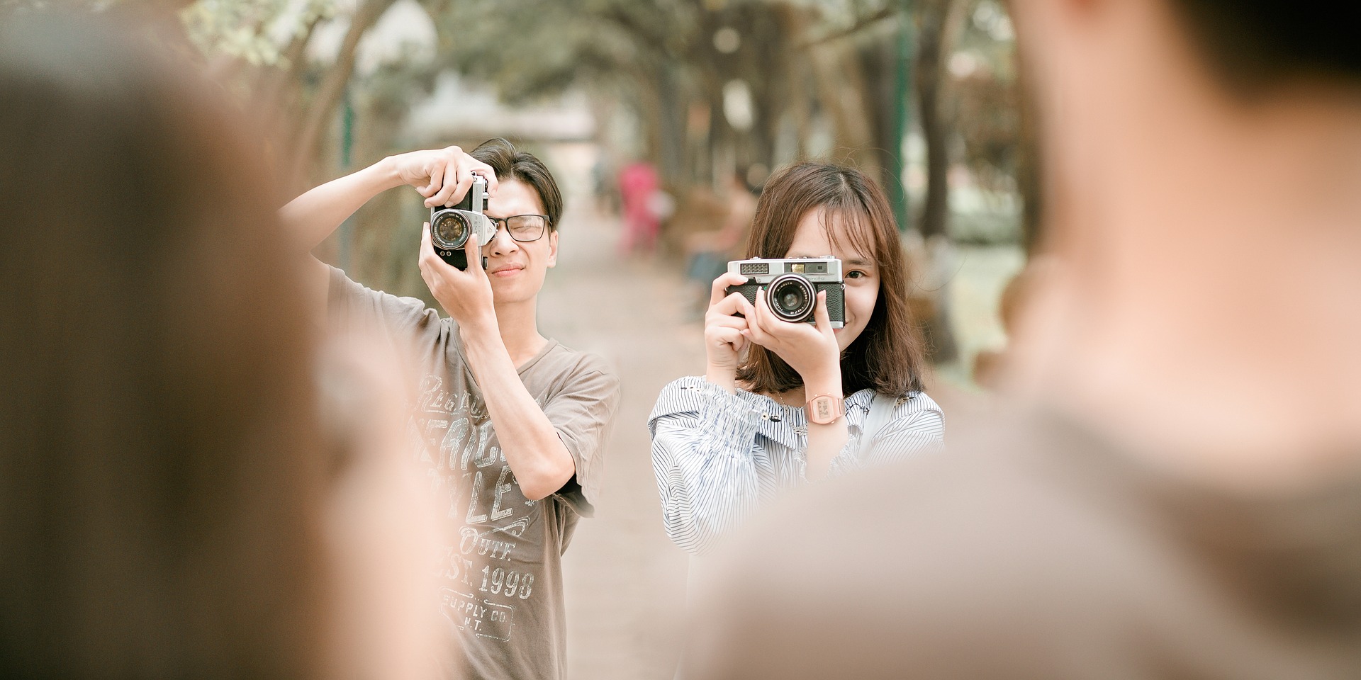 Ein Fotografenpaar, fotografiert ein Paar. Im Paarcoaching sollen Sie sich und Ihre Beziehung neu in den Blick bekommen.